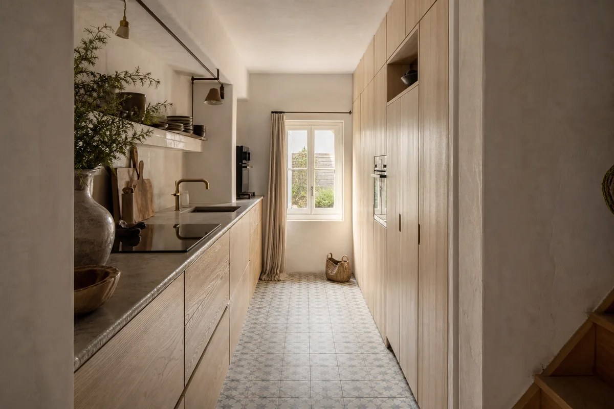 Cuisine sur mesure en chêne clair installée dans une maison de pêcheur étroite du quartier de la Chaume aux Sables-d&rsquo;Olonne
